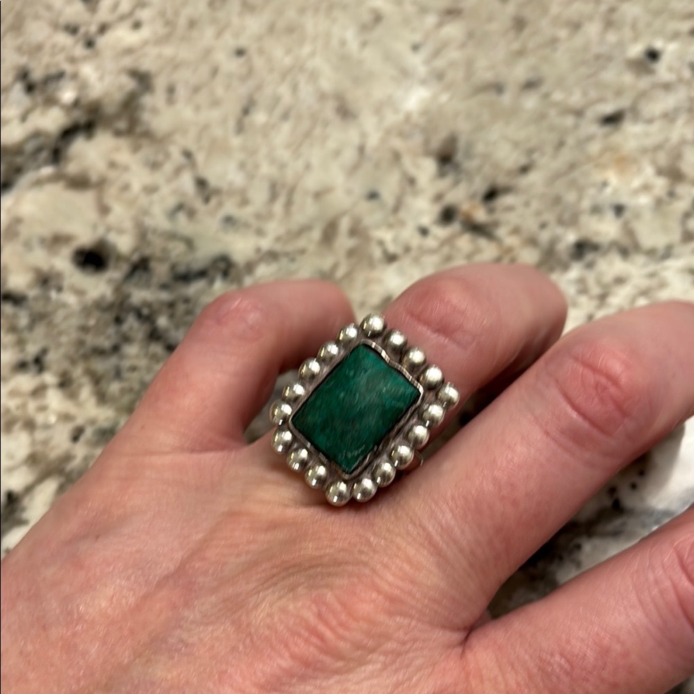 Elegant Silver and Green Stone Ring - Picture 3 of 14